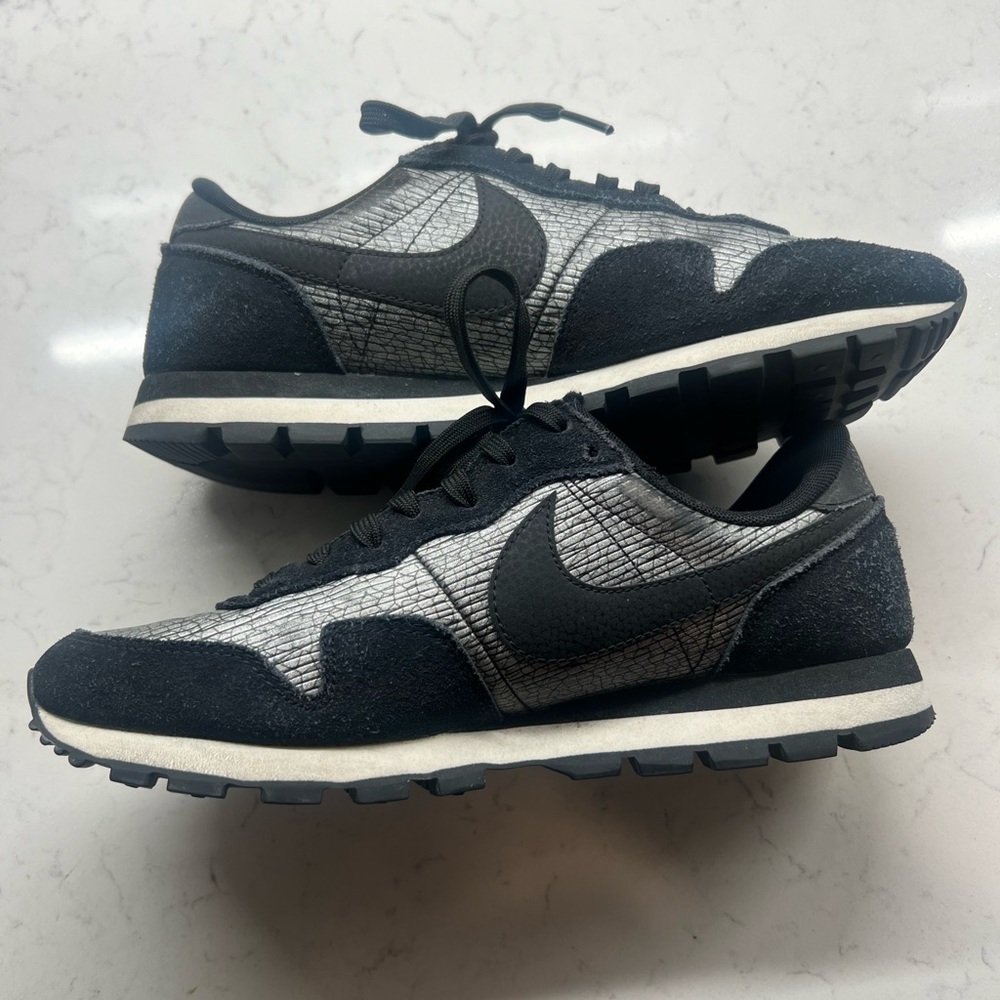 NIKE AIR PEGASUS 83 SIZE 8.5 WOMEN BLACK METALLIC LUSTER GREY SILVER RUN…